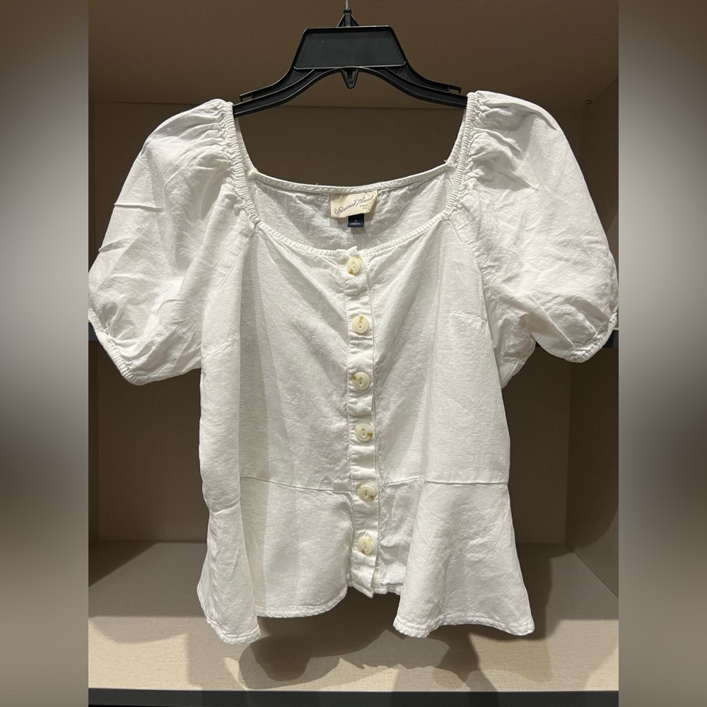 Universal Tread White feminine top. Size M
